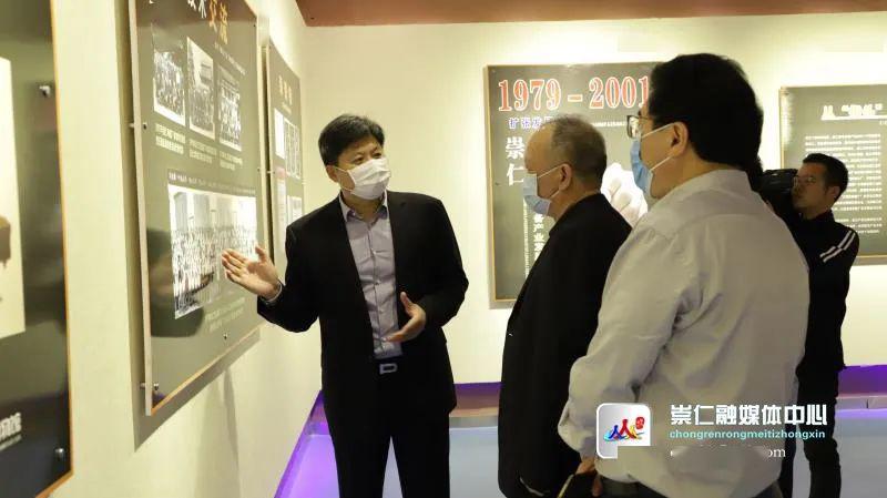 仪式,县委副书记,县长周国华代表崇仁县人民政府为各位人才颁发聘书