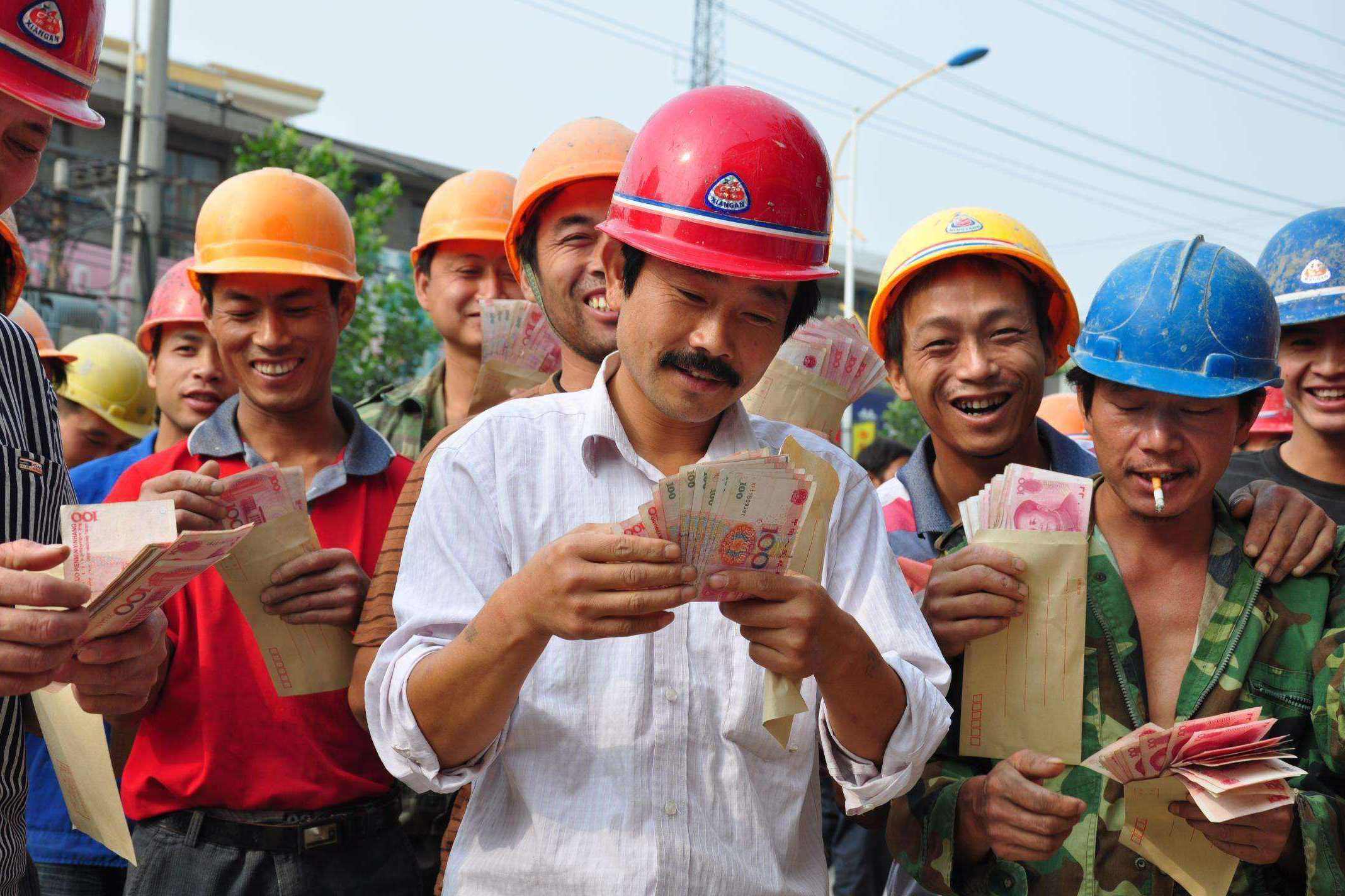 和劳务公司负责人一起到工地入口处的劳动保障大厅,进行劳务实名制