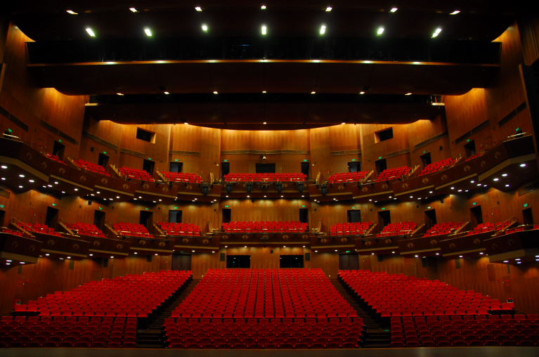 中心大剧场照片其实,剧院的座位设计成红色是为了增强观影体验.