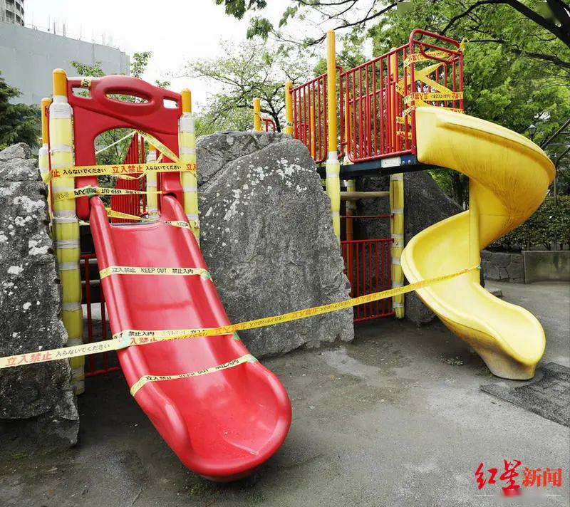 另外,公园里的滑梯,秋千等设施现在都被管理人员用黄色的胶布封锁了