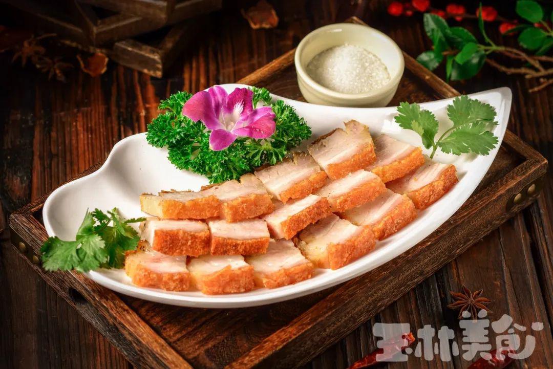 表皮香脆,脂肪柔软,瘦肉甘香,层次分明一块肉便可尝尽三层口感果香