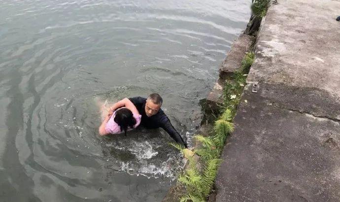 女子跳河轻生老党员民警跳水救人