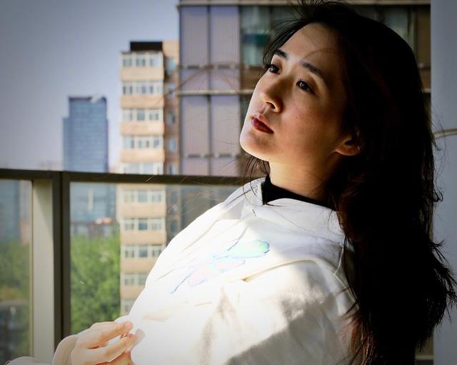 陈晓东娇妻晒老公视角美照,白衬衫叠穿高领衣,高级又大气_王妤娴