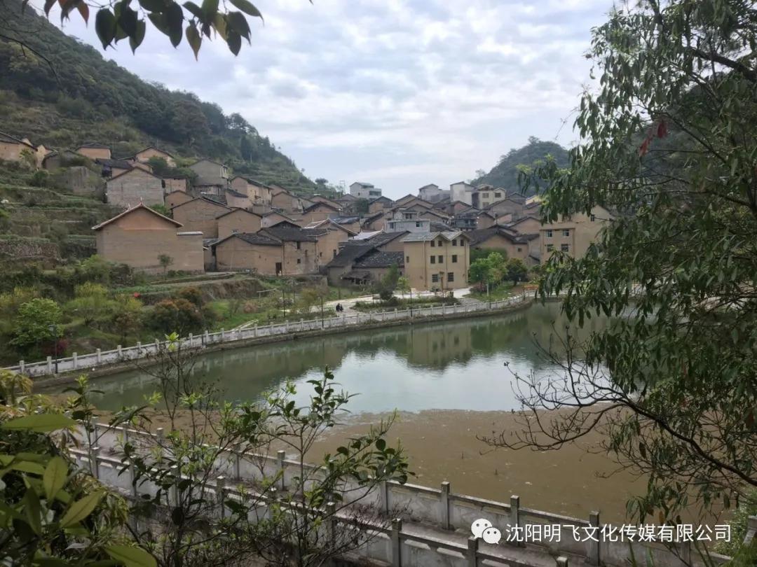 其中的一部分世界小姐在陈峭静谧的仙女湖,倒映着聚贤仙阁爱恋溪龙潭