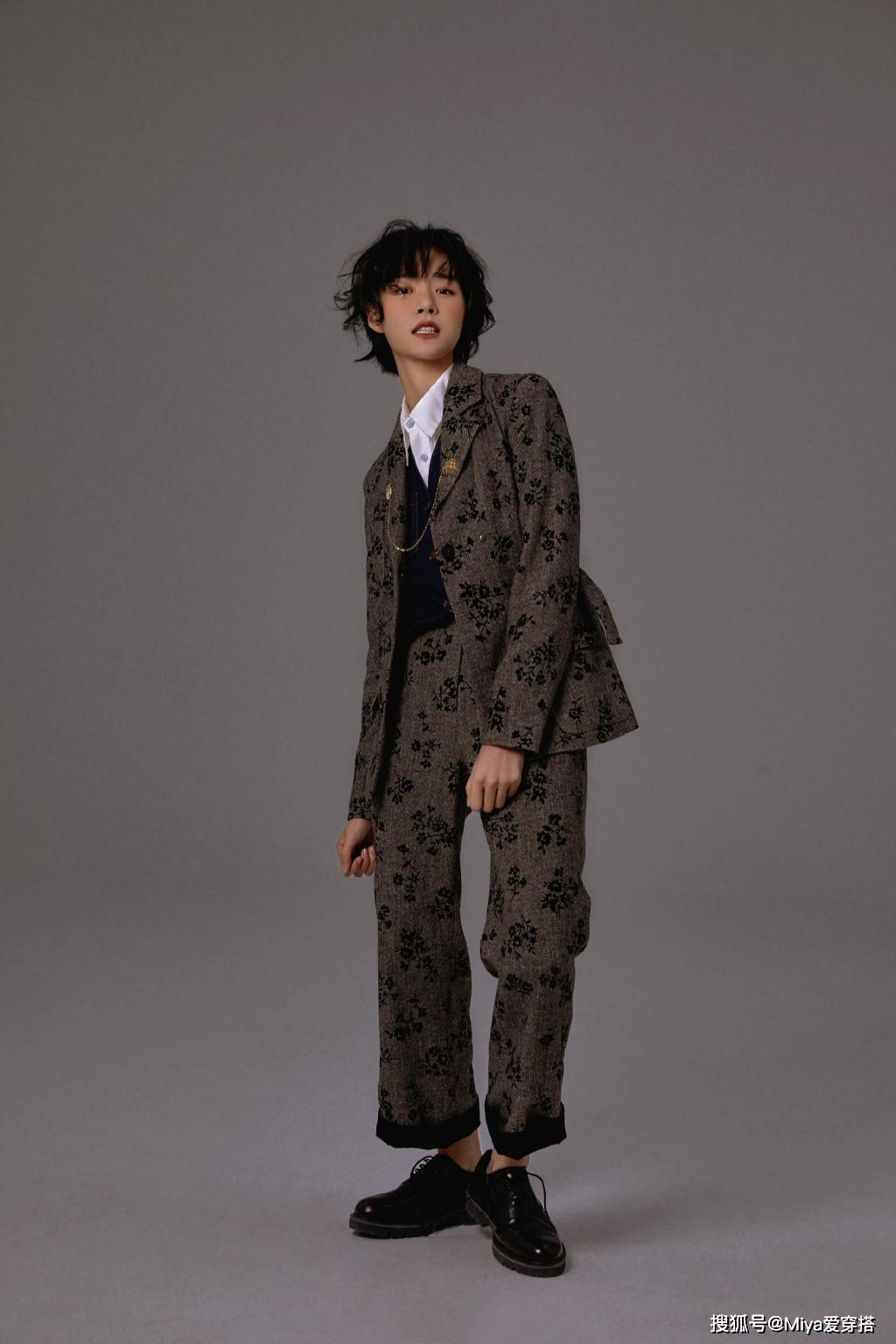 蓝色针织手套时髦难懂?古灵精怪张婉清,抹胸叠穿无袖西装好瘦小