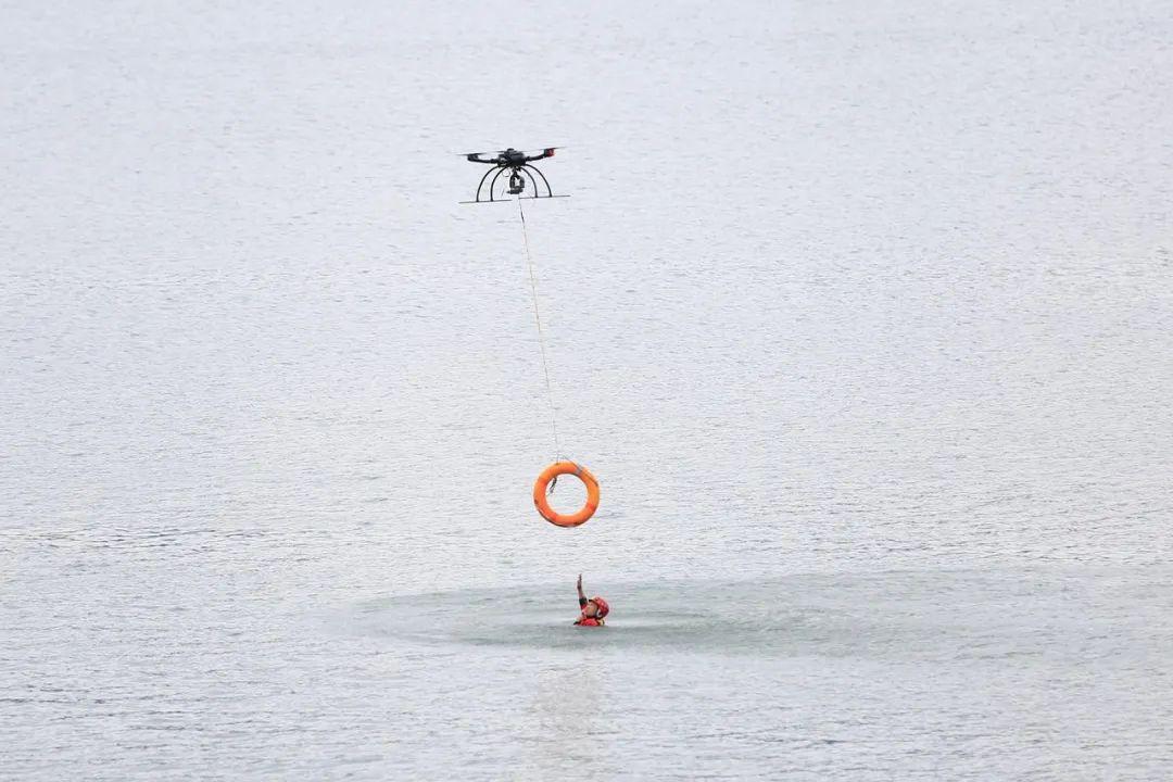 舟艇快速救援在舟艇快速救援和无人机抛投救援现场,专业人员操作无