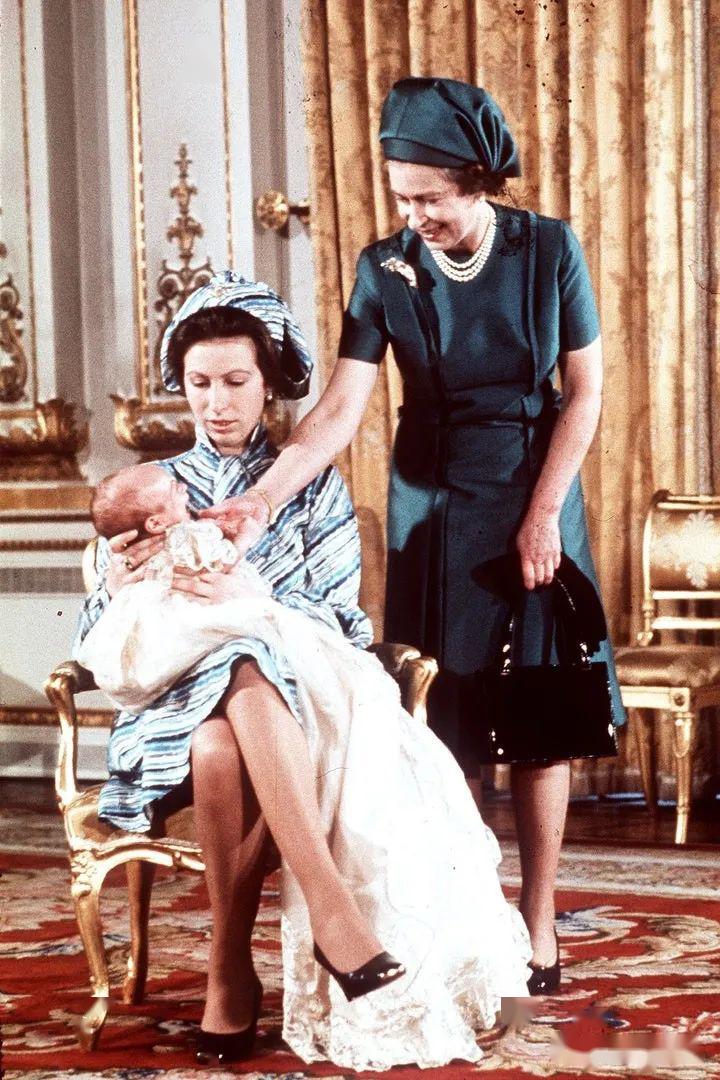 女王94载穿衣历史件件经典感觉看完英国近百年历史啊