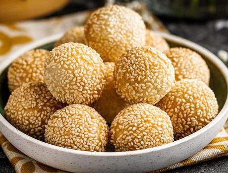 炸麻团的做法:  备用食材:糯米粉130克,水125毫升,白糖45克,泡打粉2克