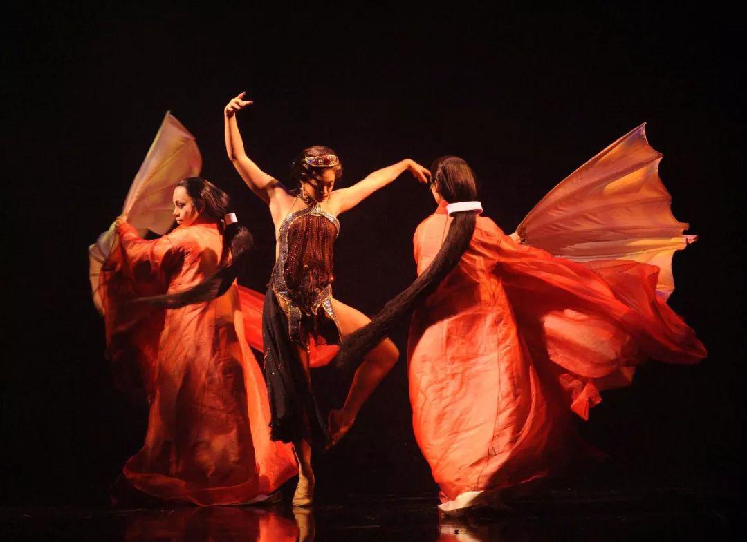 波斯语中"图兰朵"(turandot)是由 turan 和 dot 两个词组成的.