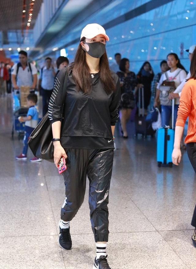 原创蒋欣对身材真自信,黑色卫衣配宽松漆皮裤,时尚有余却显胖