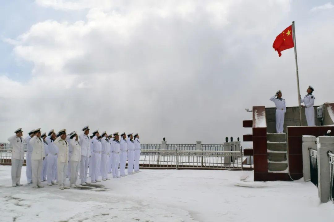 雪岱山站官兵举行升旗仪式向海军成立71周年表达深情