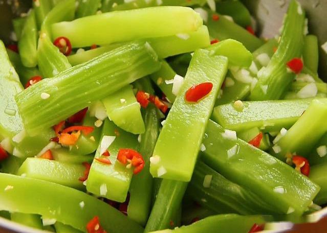 这道莴笋酸很简单但是我是边咽口水边给你们整理的文字