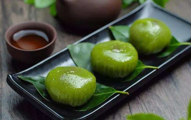 清明时节必吃的食物,艾蒿丸子香酥脆爽,青团子软糯爽口