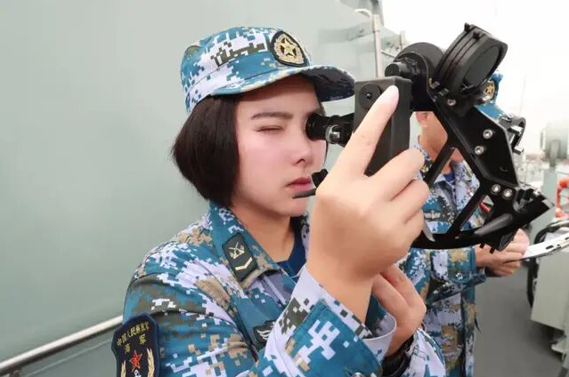 漂亮的海军女兵白晶图片