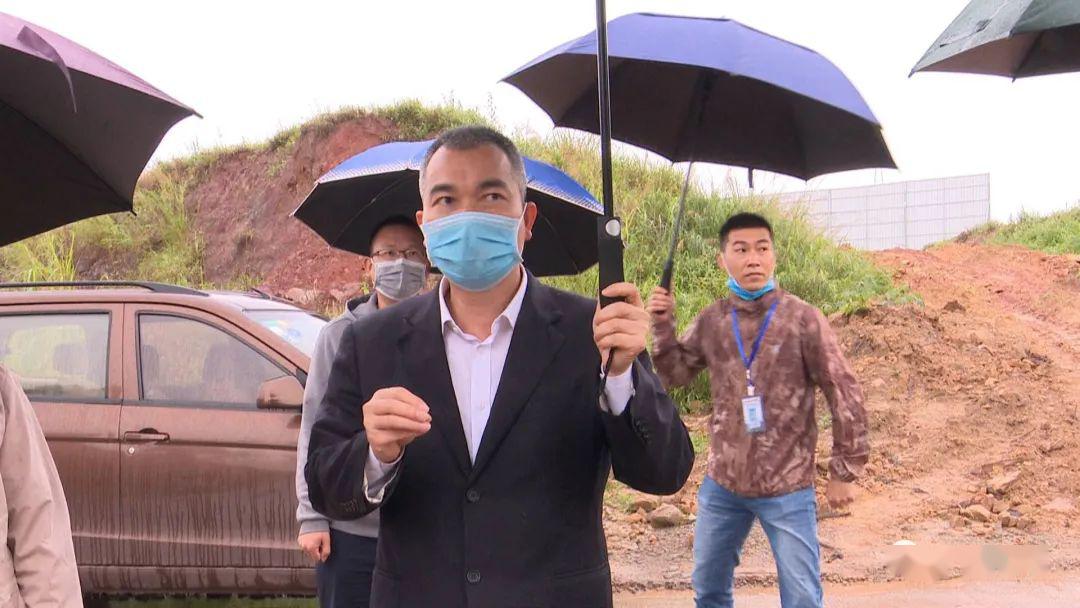 东兴市人大常委会主任罗湘洲,市委常委,副市长李文超到现场指导工作