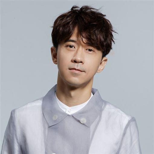 50岁光良要结婚?穿西装戴钻戒称有大事宣布,晒单人照露两人身影_照片