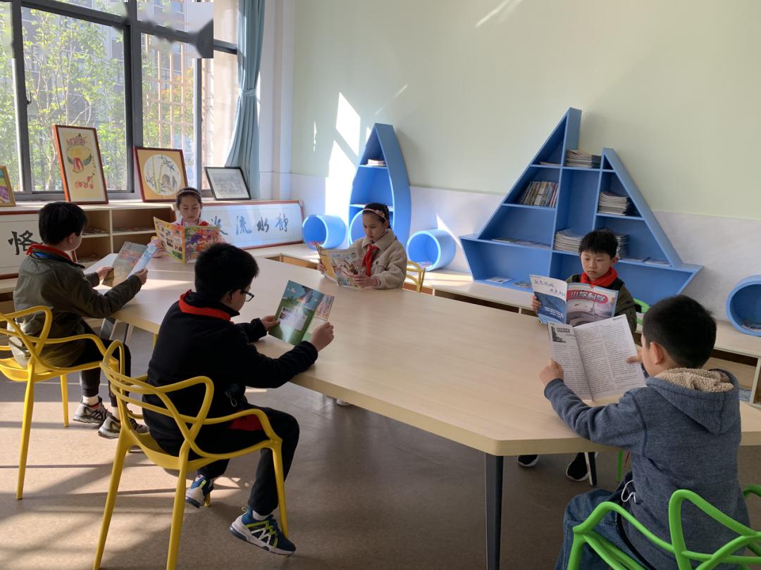 "在这最美的四月里,串场河小学的孩子们用自己色彩斑斓的画笔展现了