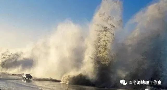 海啸是由水下地震,火山爆发或水下塌陷和滑坡所激起的巨浪