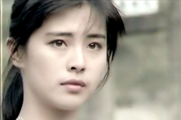 1986年,齐秦在电影处女作《芳草碧连天》中与王祖贤合作因而结缘.