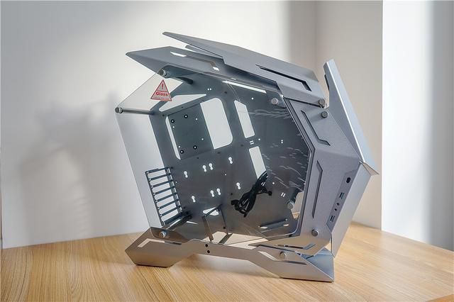 mod-3和我之前装过的tr-03都属于异形机箱,但是其凌厉的外形和充满