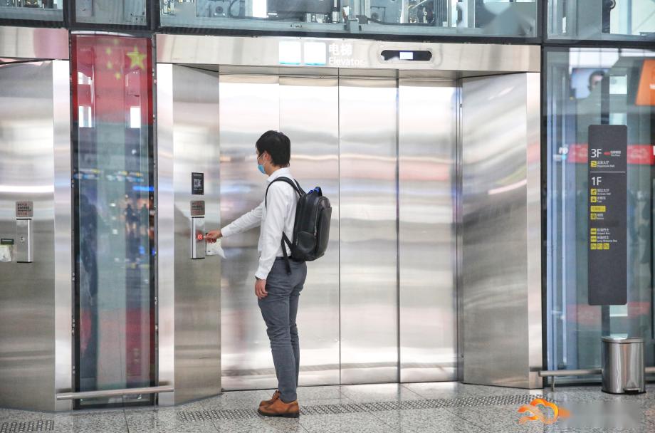戳戳空气就能搭电梯全息投影交互电梯在白云机场投入使用