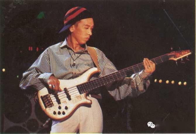 没错,黄家强《冷雨夜》所用琴为zi iii-5是不是看起来有点眼熟~?