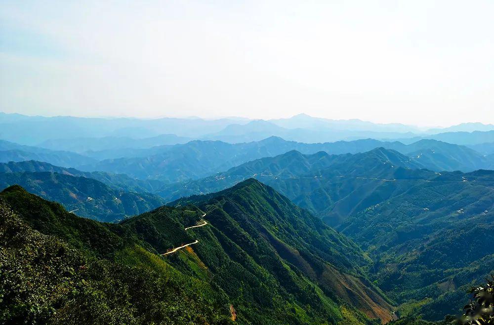 文艺天空 / 登明梅山顶,揽醉美风光