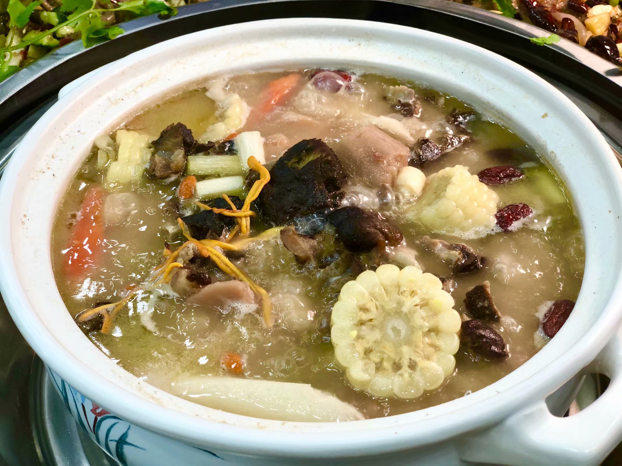 这家店凭借一锅藕王汤一年卖出600多万斤藕清热消痰补血养颜