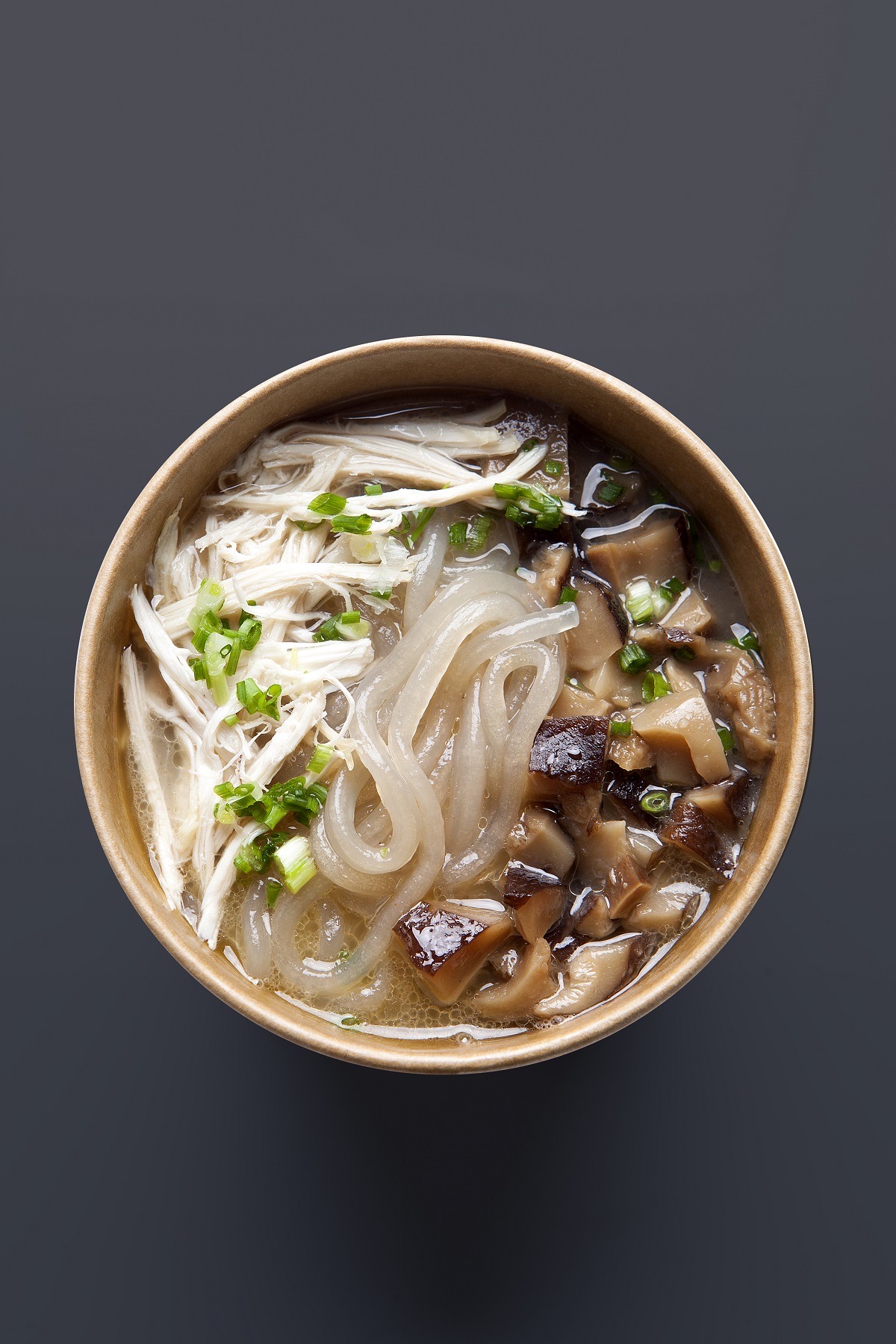 菌汤鸡丝粉浓菌汤打底口感层次丰富的酸辣汤被浓菌汤的鲜美中和鸡丝嫩