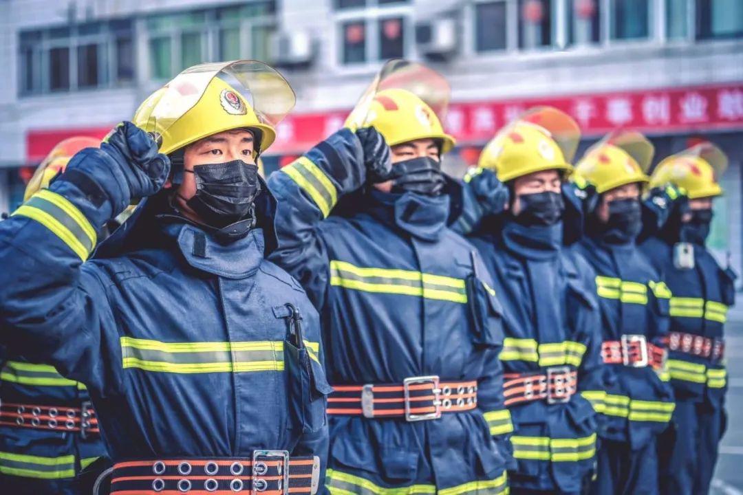 绽放在火焰蓝里的消防之花