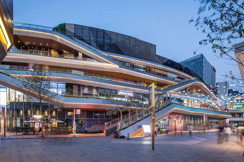 商业经营的角度考虑,如咖啡店,冷饮店的设置,让人群坐在下沉式广场的