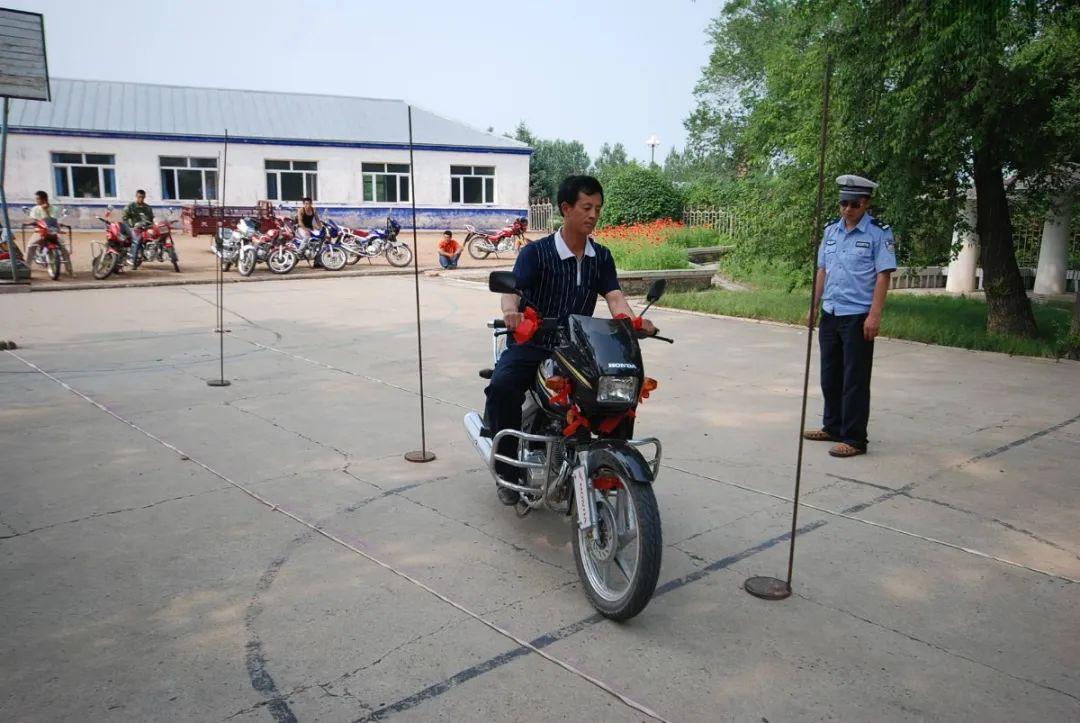 對申請普通三輪摩托車,普通二輪摩托車,輕便摩托車駕駛證的,允許申請