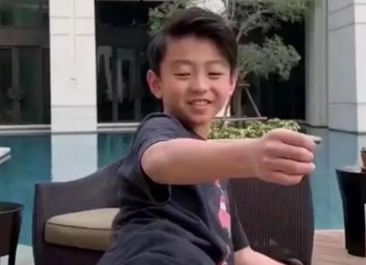 早前,她就晒出了一组二儿子quintus谢振南的近照,穿了一件黑色t恤,梳