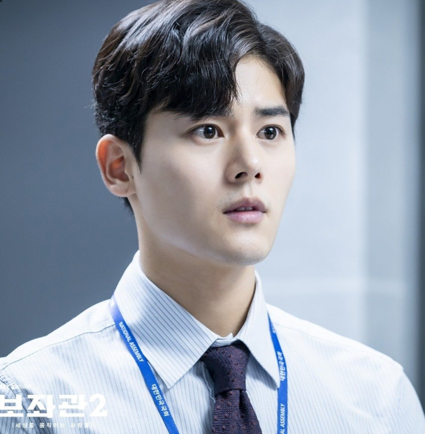 而看完这部作品之后,不禁回味起李政宰所饰演的张泰俊对于从政的想法