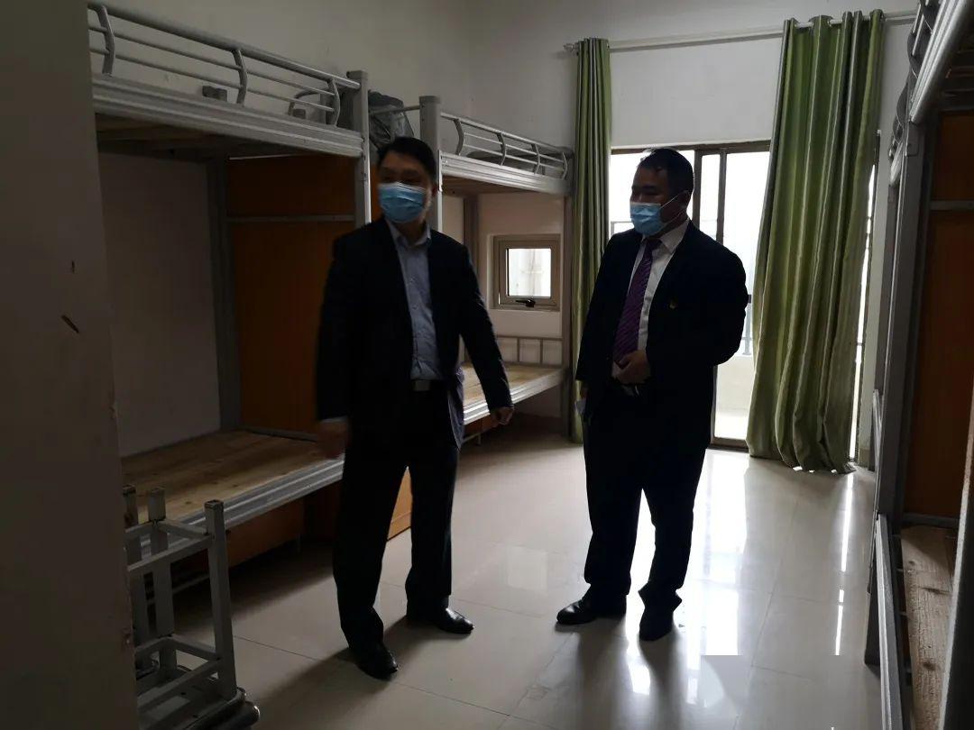 贾世贤副主任一行到遵义市第四十二中学调研指导七八年级开学工作