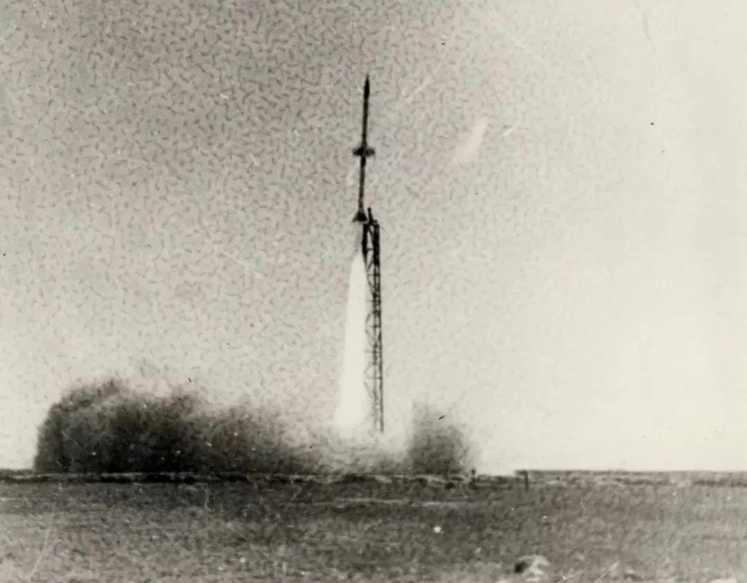 1958年9月9日 新中国 第一枚 固体燃料二级探空火箭 划破长空,直冲