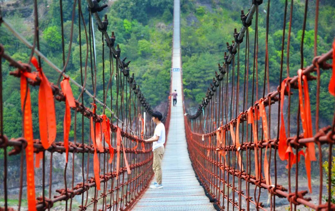 但其中最刺激的莫属于白鹤山庄内的"世界最长铁索桥"白鹤飞渡,长358米