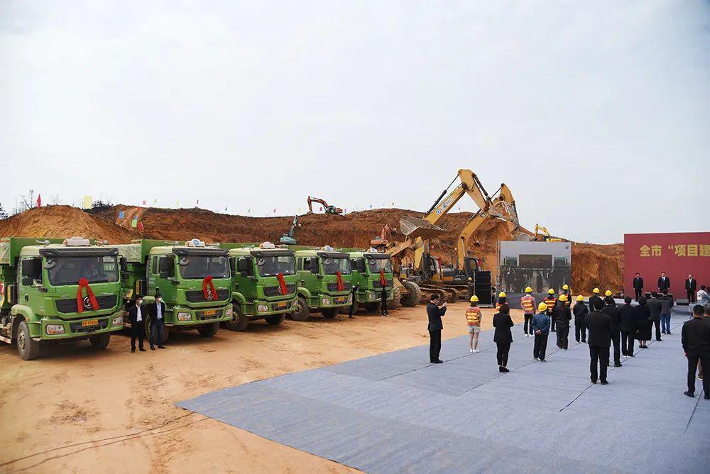 县委副书记,县长余业伟同志在上犹分会场汇报了我县重大项目建设强鲻