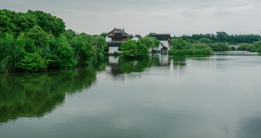 雙燕飛來垂柳院,小閣畫簾高卷雨晴煙晚,綠水新池滿我想與你在沙家浜