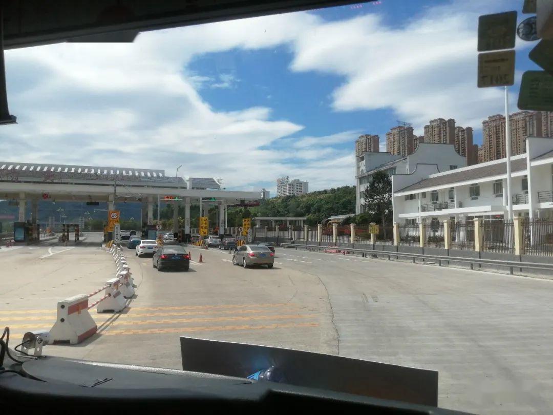 刚刚贵安桂湖收费站开始实行