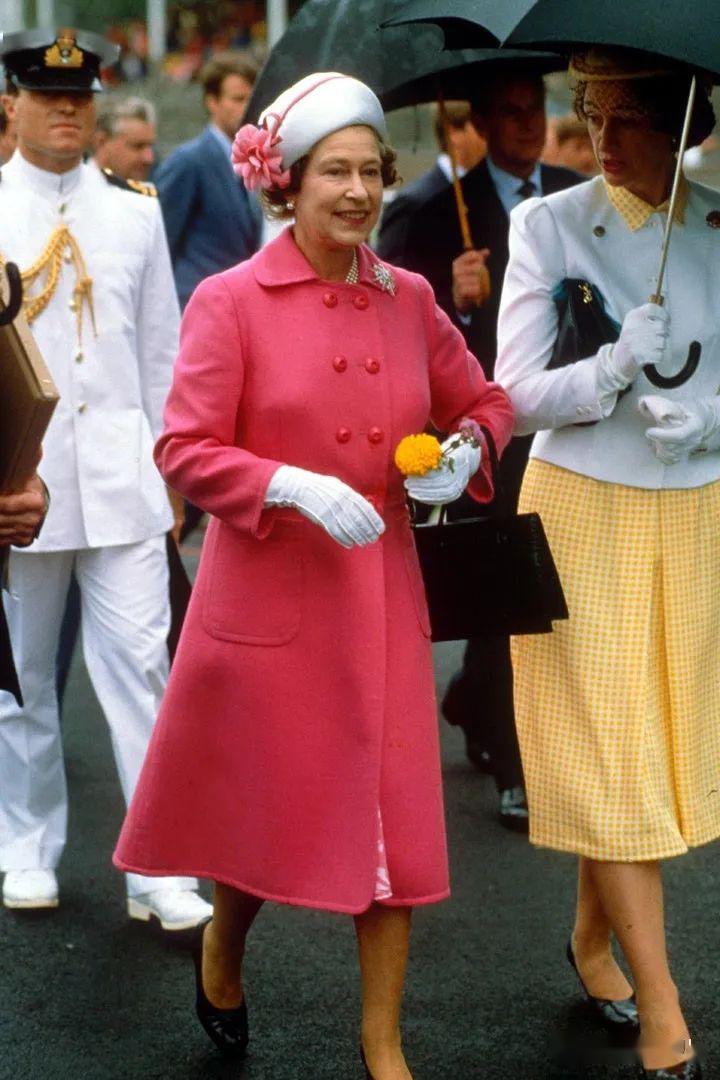 女王94载穿衣历史,件件经典,感觉看完英国近百年历史啊!_礼服