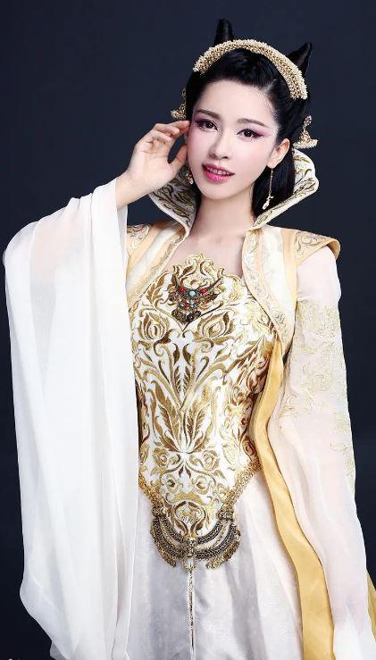 同年出演电影《财神客栈》饰演九尾狐;同年7月出演电影《我知女人心》