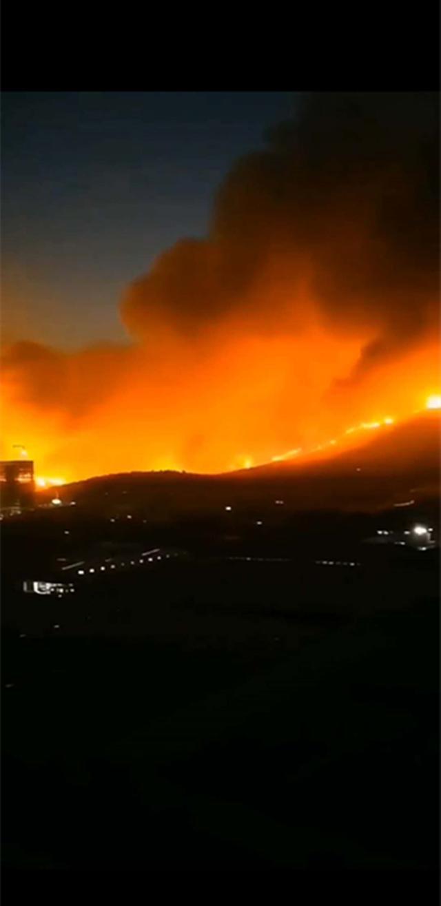 4月23日,青岛黄岛区小珠山西麓发生山林火灾,当地迅速调动了直升飞机