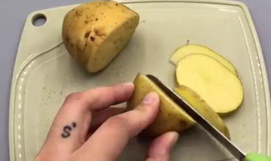 第一个妙用,清洗水壶的水垢,在热水壶里放上几片土豆片,然后倒上半壶