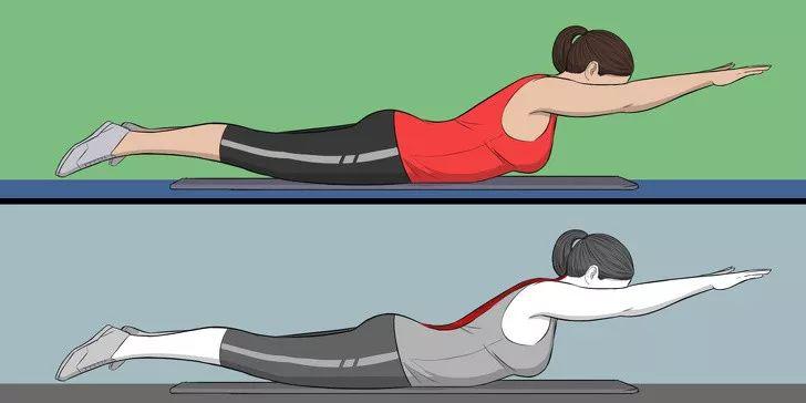超人帮你做背部伸肌躺在垫子上,双手向前伸展.然后举起双手和双脚.