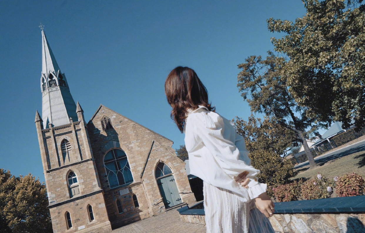 原创陈赫前妻许婧生活潇洒和男友狂秀恩爱近照穿衬衫配长裤真惬意