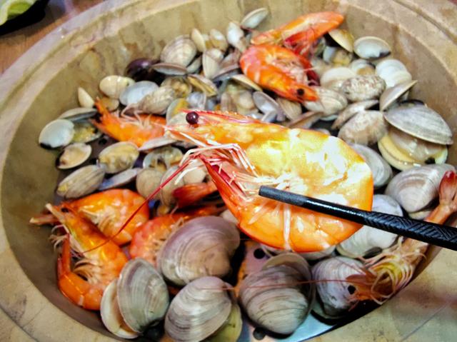 人均100在石锅中蒸完桑拿的海鲜好吃到哭99的吃货拒绝不了
