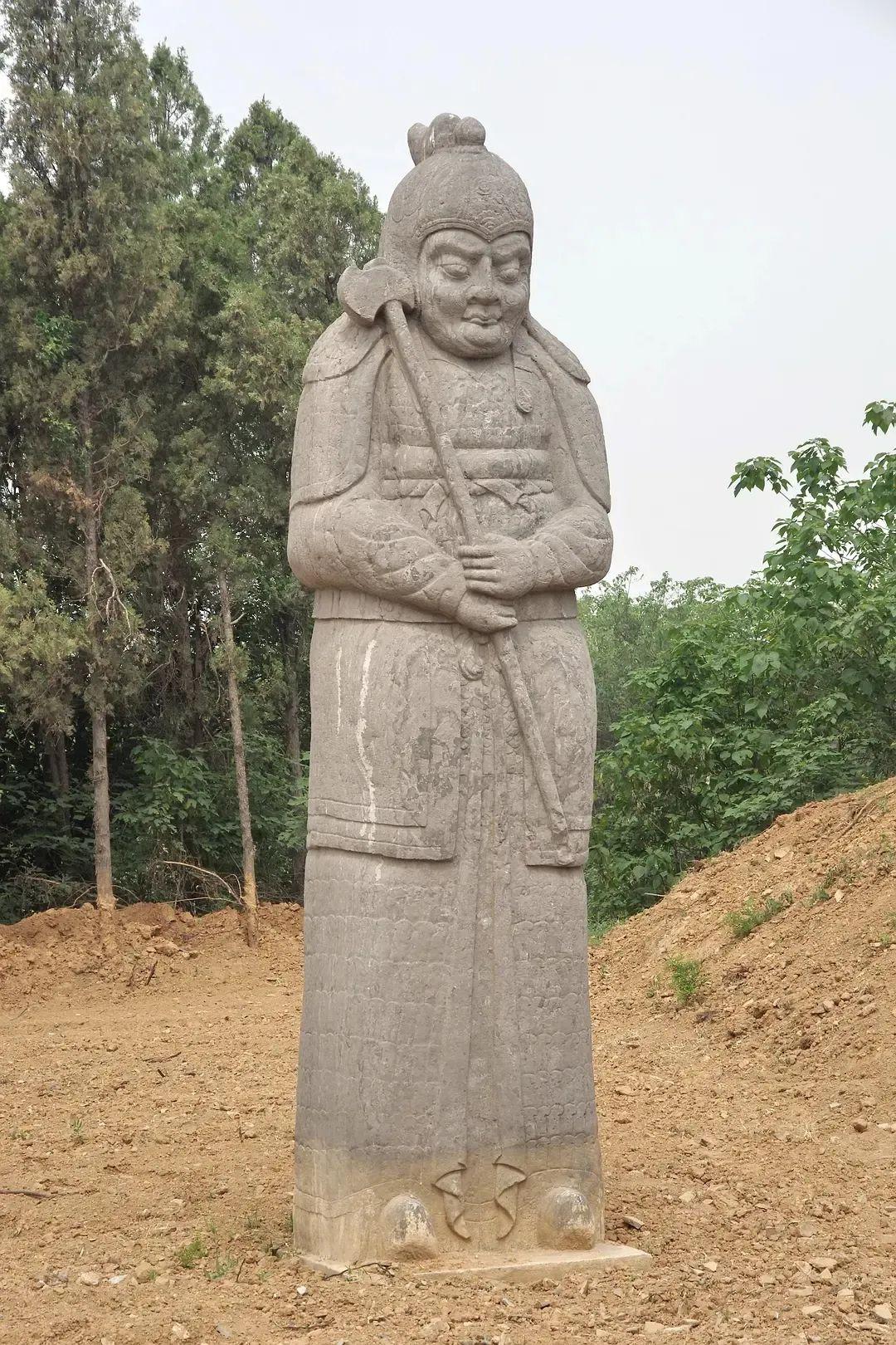 如今大部分已淹没在一片农田里的北宋王陵._石像生