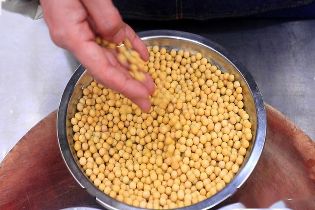 黄豆直接扔进盐堆炒几分钟做成河南特色小吃焦豆堪比花生米