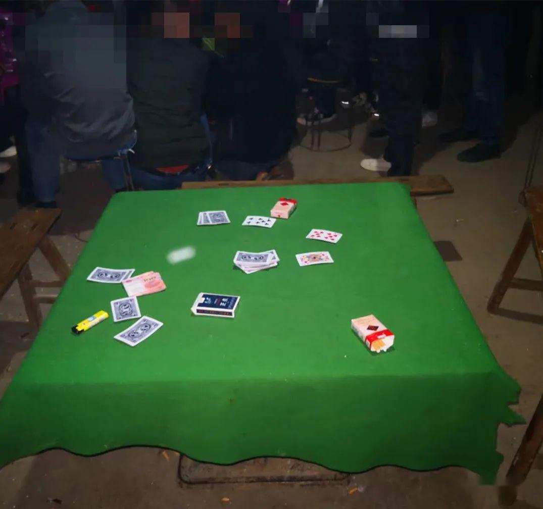 露头就打!覃塘警方捣毁一赌博窝点,现场带回34人 覃塘公安 今天